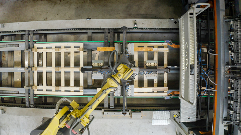 Robot CAPE w trakcie masowej produkcji palet