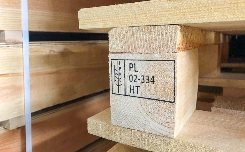 Oznaczenie ISPM15 na palecie drewnianej poddanej fumigacji cieplnej